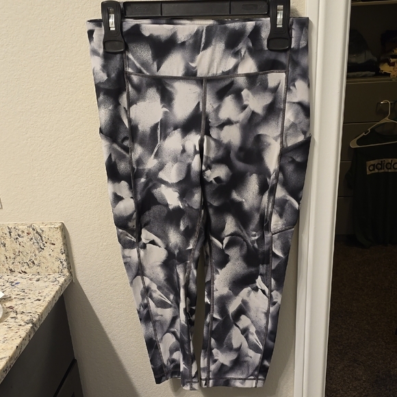 Lululemon 🍋 Black and White Patterned Capri Leggings 8 - Picture 1 of 12